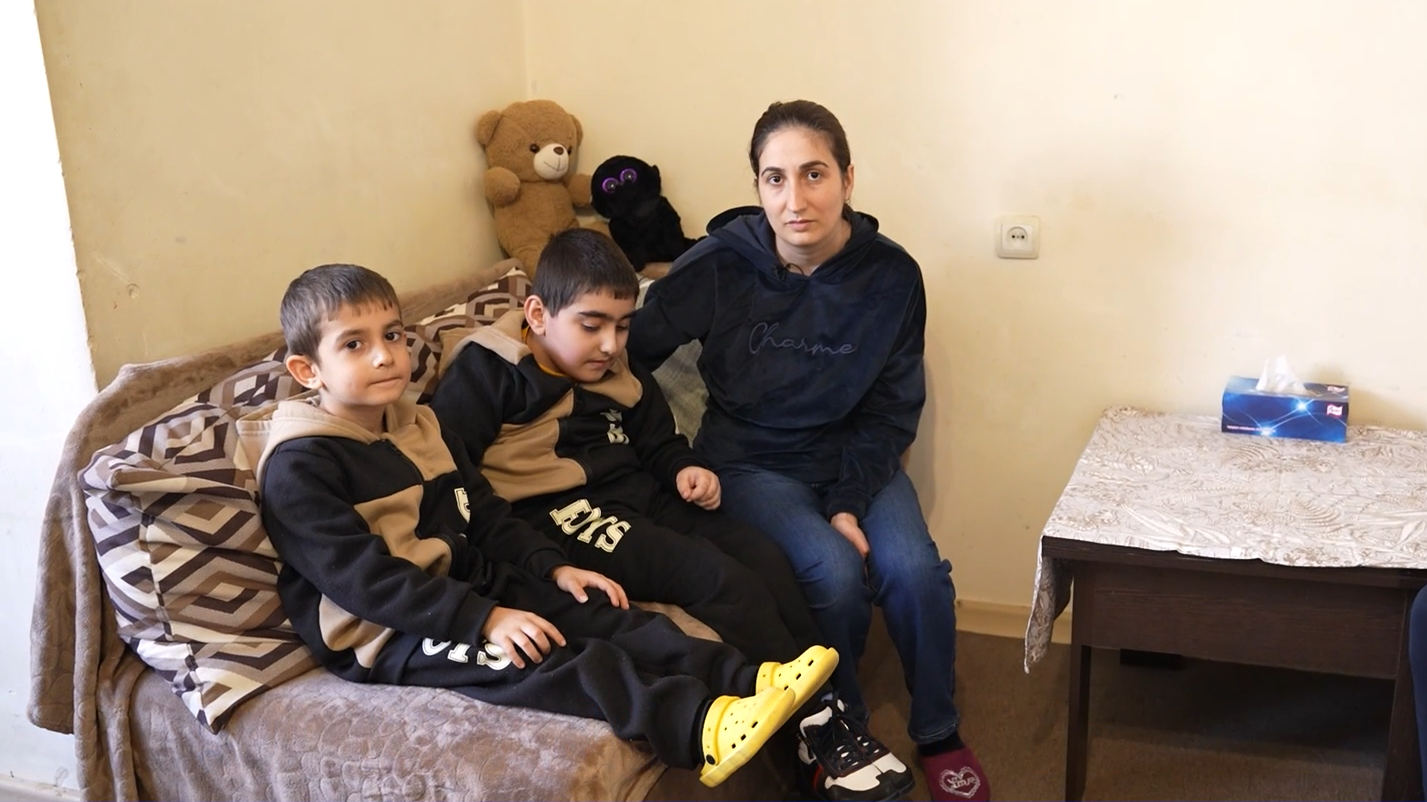 Պետրոսյանների ընտանիք,
ք. Գյումրի